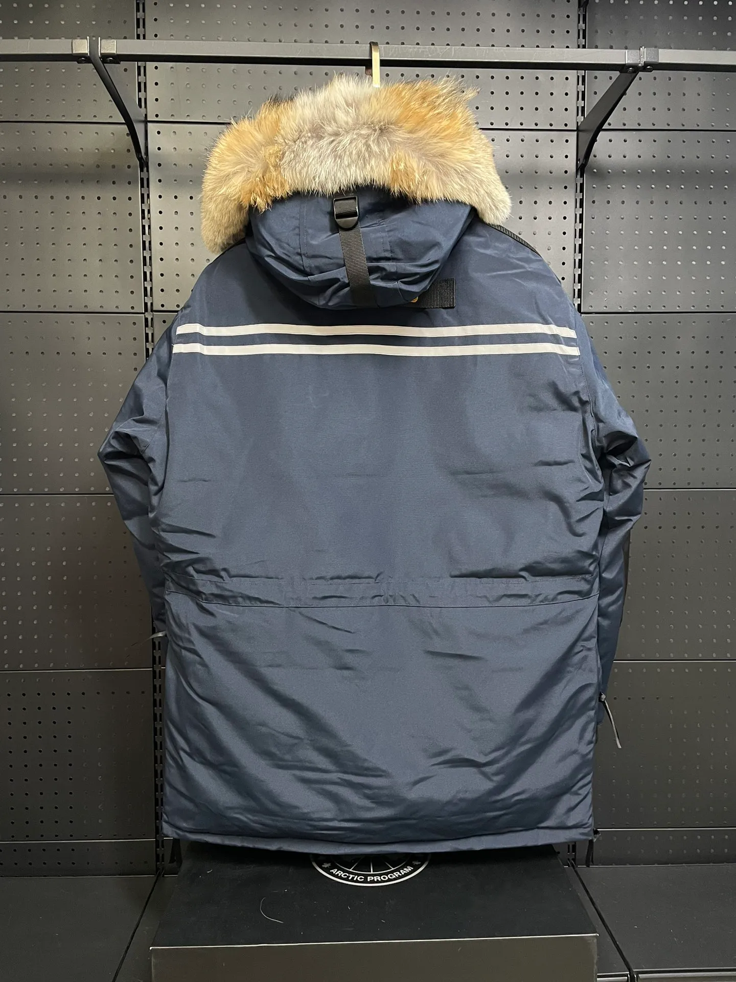 P1060 CANADA GOOES 🇨🇦ⒿⓅⓈ manufactures 10 models of snow curse men and women couples. Factory direct supply: supplying global purchasing agents, micro-business, entities, Tmall, high-end stalls and studio cooperation, free shipping! There are 10 types of Canada Goose Snow Mantra parkas for men and women, the Rolls-Royce of down jackets. ➖ Industry-leading anti-counterfeiting chip sensing. ➖ Imported Behringer embroidery machines and customized embroidery labels, the highest level and industry leading. ➖ Imported Korean 21-count polyester-cotton blended original fabric, TC85 waterproof coated fabric, water-repellent, windproof and wear-resistant. ➖ The new national standard 90 white duck down has an average down filling of 300 grams. The amount of down filling is industry-leading. ➖ 100% nylon lining with double double-layer sealing design to prevent velvet running, and seamless thread design on the cuffs! ➖ Yoshida YKK provides original factory-customized electroplated sliders. YKK two-way lockable zippers are tight and smooth and do not peel off paint. ➖ 3M composite Velcro is durable and the accessories and hardware are all custom-made. Note: Our copywriting is only simple and clear. Instead of bragging about the copywriting, it is better to compare and understand with samples. Only for the purest goose, the most dedicated, the most professional, the highest quality, the highest cost performance! SIZE:XS-XXL [with size chart]